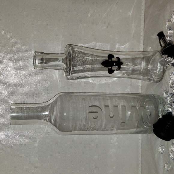 2 glass decanters.   VIVA Wine.  PALAIS Oil & Vivitar.  fleur de lis. - Picture 4 of 6